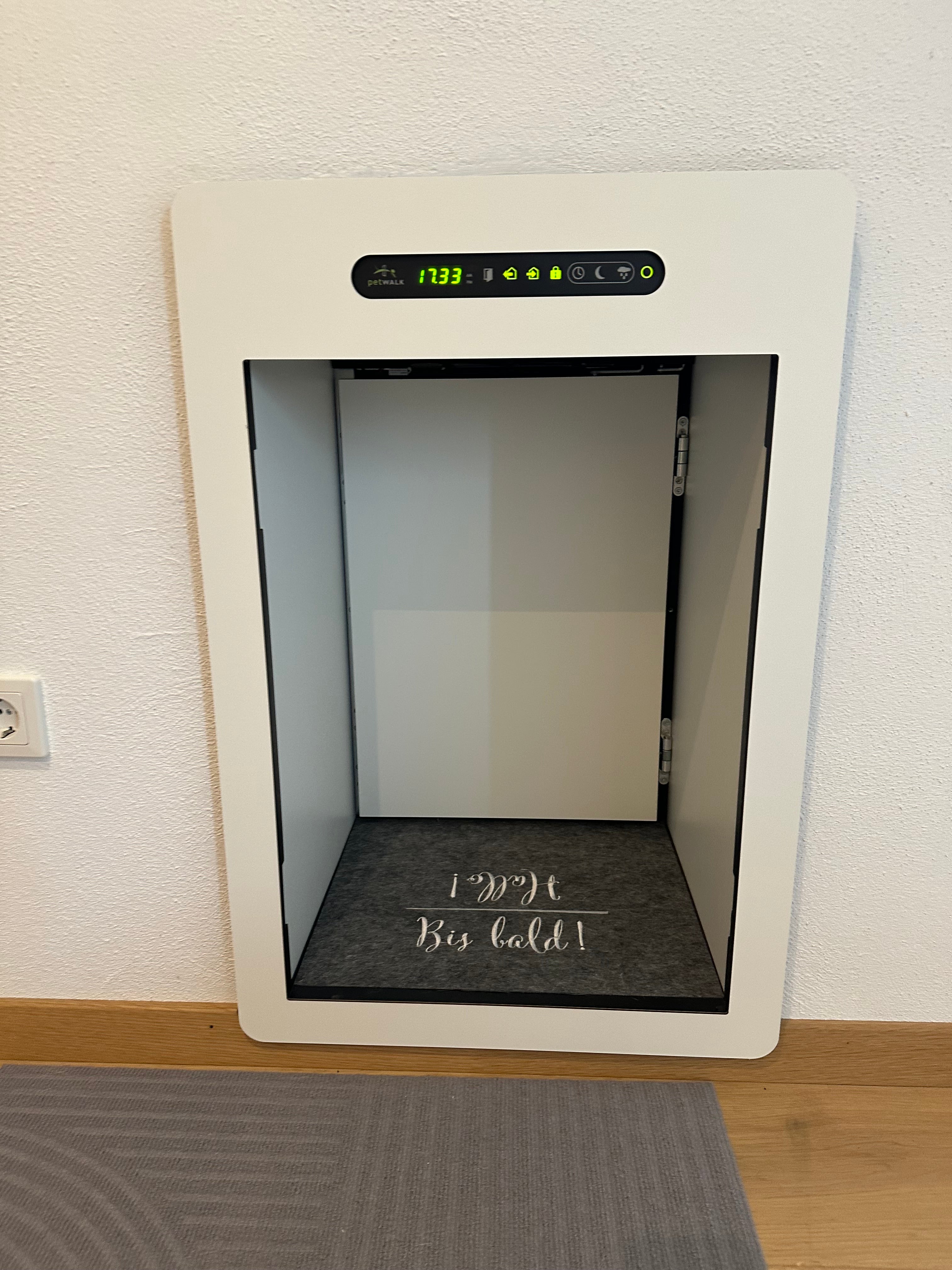 Kundenfoto: petWALK Tiertüre in Wand verbaut