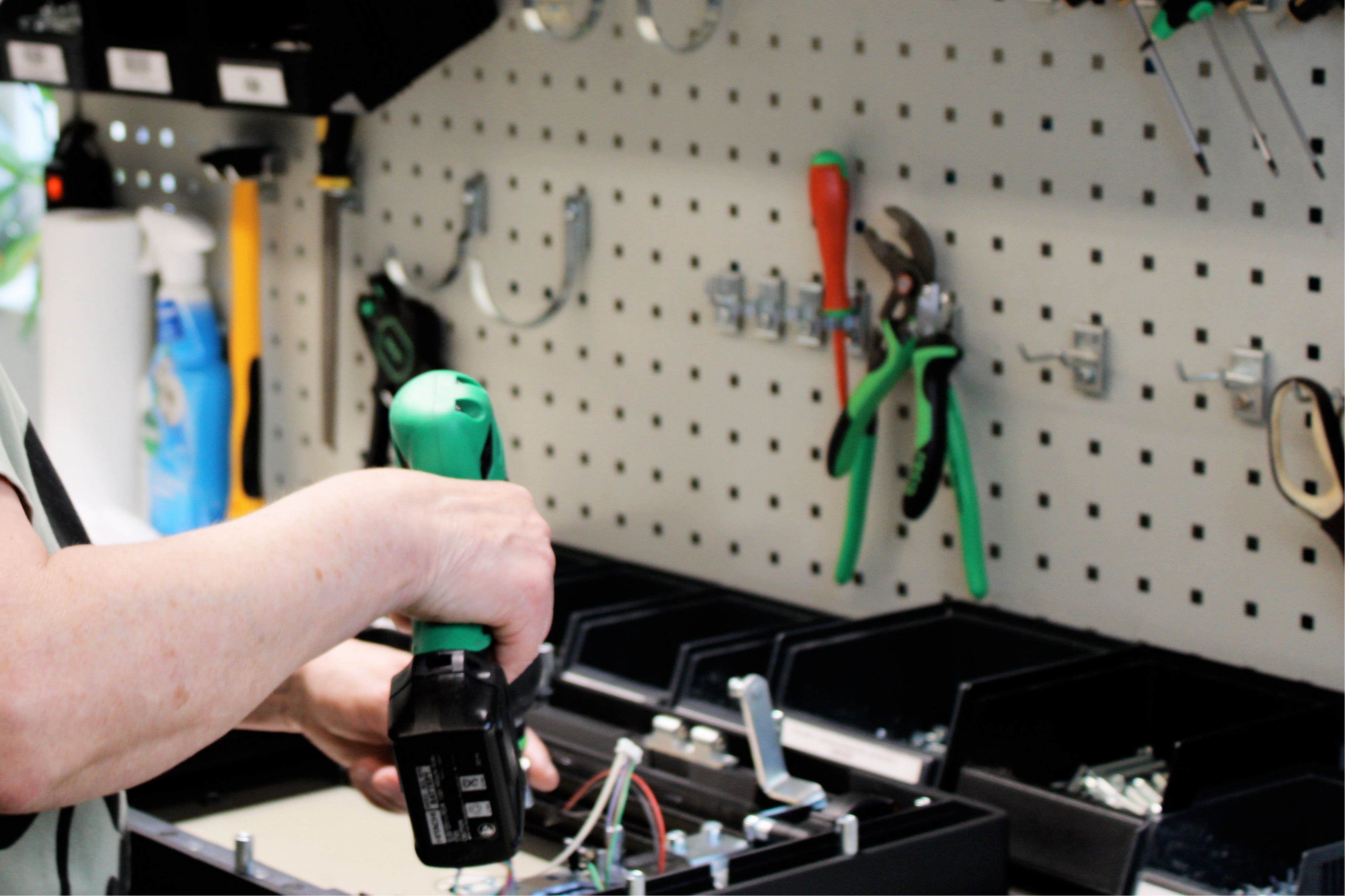 Mitarbeiterin beim Zusammenbau einer petWALK Tiertüre.